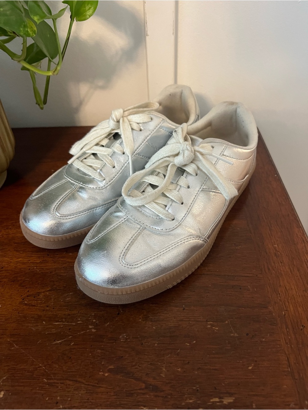No Boundaries Silver Metallic Low-Top Sneakers size 7